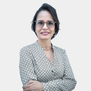 Fotografía frontal de la profesora Dora Parra