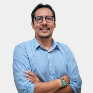 The photo was taken in the foreground, white background and Professor Edgar Ricardo Oviedo is located in the centre.