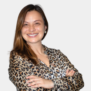 La foto fue tomada en primer plano, fondo blanco y la profesora Edna Rocio Bravo esta situada en el centro.