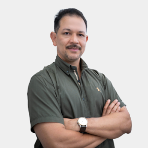 Fotografía frontal del profesor Eduardo Orozco Ospino