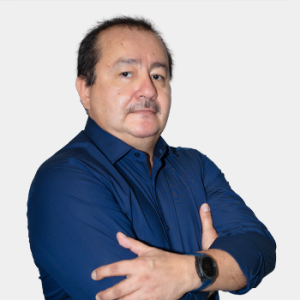 La foto fue tomada en primer plano, fondo blanco y el profesor Edwin Alberto Garavito esta situado en el centro.