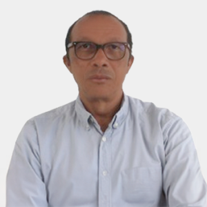 Fotografía frontal del profesor Enrique Mejía Ospino