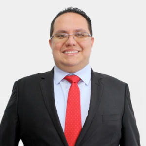 Se presenta al público general y la comunidad educativa al profesor Erik Giovany Montes Paez de la Escuela de Ingeniería de Petróleos. La foto fue tomada en primer plano, fondo blanco y el profesor está situado en el centro.