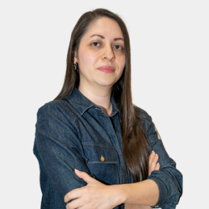 La foto fue tomada en primer plano, fondo blanco y la profesora Erika Zulay Moreno esta situado en el centro.