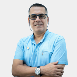 Fotografía frontal del profesor Fabian Gomez