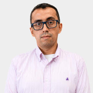 Fotografía frontal del profesor Fabio Martínez Carrillo