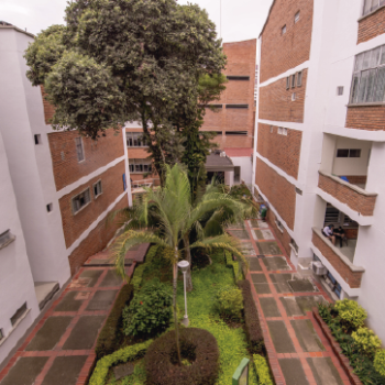 Foto de la Facultad de Salud Universidad Industrial de Santander donde se puede apreciar la parte externa de los edificios de la Sede de Salud de la facultad.