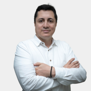 Fotografía frontal del profesor Freddy Ruiz