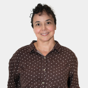 Se presenta al público general y la comunidad educativa a la profesora de la Escuela de Idiomas, Heidy Alegría Gutiérrez León. La foto fue tomada en primer plano, fondo blanco y la profesora está situada en el centro.