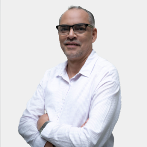 Fotografía frontal del profesor Isaac Guerrero