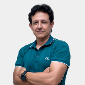 La foto fue tomada en primer plano, fondo blanco y el profesor Javier Mauricio Martinez está situado en el centro.
