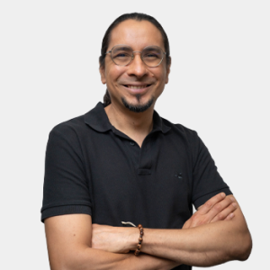 Fotografía frontal del profesor Juan Aceros