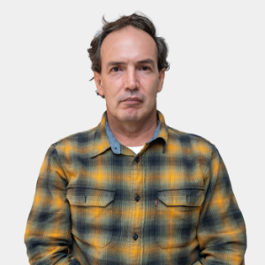 Fotografía frontal del profesor Juan Carlos Poveda