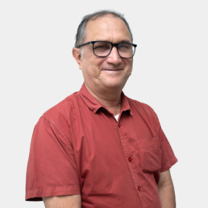 Fotografía frontal del profesor Juan Diego Colegial Gutiérrez