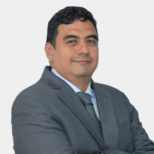 fotografía frontal del profesor Julio Andrés Pedraza