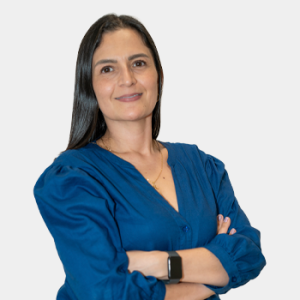 Se presenta al público general y la comunidad educativa a la profesora de la Escuela de Idiomas, Karime Vargas. La foto fue tomada en primer plano, fondo blanco y la profesora está situada en el centro.