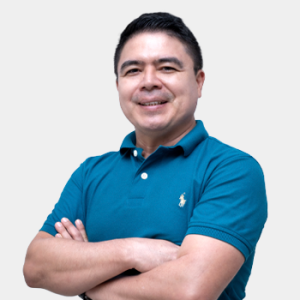 Se presenta al público general y la comunidad educativa al profesor de la Escuela de Diseño Industrial, Luis Eduardo Bautista. Magíster en Ingeniería de Sistemas e Informática. La foto fue tomada en primer plano, fondo blanco y el profesor está situado en el centro.