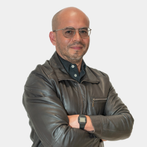 Se presenta al público general y la comunidad educativa al profesor de la Escuela de Idiomas, Luis Fernando Arévalo Viveros. La foto fue tomada en primer plano, fondo blanco y el profesor está situado en el centro.