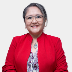 Se presenta al público general y la comunidad educativa a la profesora Maika Karen Gambus Ordaz de la Escuela de Ingeniería de Petróleos. La foto fue tomada en primer plano, fondo blanco y la profesora está situada en el centro.