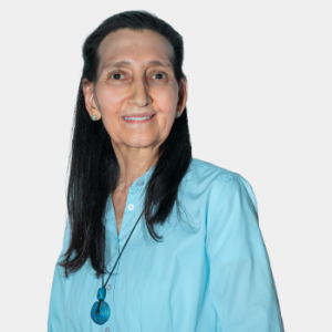 La foto fue tomada en primer plano, fondo blanco y la profesora Maria Helena Quijano está situado en el centro.