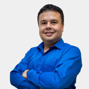 La foto fue tomada en primer plano, fondo blanco y el profesor Orlando Arroyo está situado en el centro.