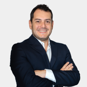 Se presenta al público general y la comunidad educativa al profesor de la Escuela de Estudios Industriales y Empresariales, Orlando Enrique Contreras Pacheco. Doctor en Management. La foto fue tomada en primer plano, fondo blanco y el profesor está situado en el centro.