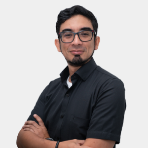 La foto fue tomada en primer plano, fondo blanco y el profesor Oscar Andrés Vargas esta situado en el centro.