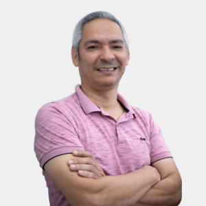 Fotografía frontal del profesor Rafael Torres
