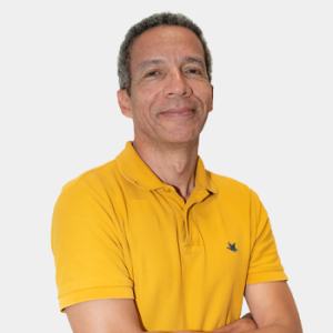 Se presenta al público general y la comunidad educativa al profesor de la Escuela de Idiomas, Rafael Alberto Barragán Gómez. La foto fue tomada en primer plano, fondo blanco y el profesor está situado en el centro.