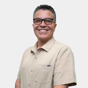 Fotografía frontal del profesor René Álvarez Orozco
