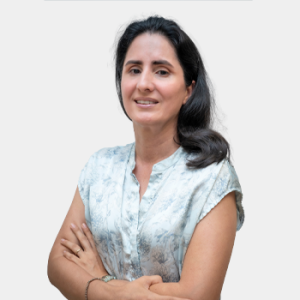 The photo was taken in the foreground, white background and Professor Silvia Juliana Tijo is located in the centre.