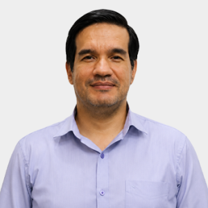 Fotografía frontal del profesor Urbano Eliecer Gomez