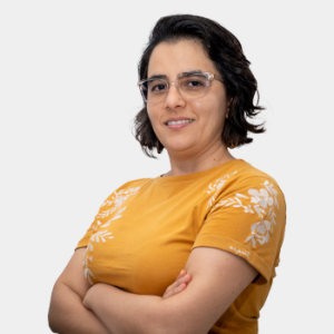 La foto fue tomada en primer plano, fondo blanco y la profesora Viviana Raquel Guiza está situado en el centro.