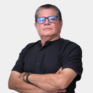 Fotografía frontal del profesor Wilson Gomez