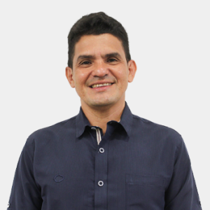 Fotografía frontal del profesor Wilson Olaya León