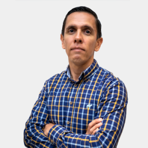 La foto fue tomada en primer plano, fondo blanco y el profesor Yerly Fabian Martínez está situado en el centro.