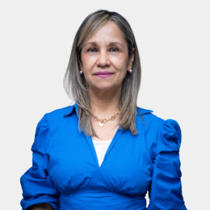 Se presenta al público general y la comunidad educativa al profesor Zuly Himelda Calderón Carrillo de la Escuela de Ingeniería de Petróleos. La foto fue tomada en primer plano, fondo blanco y la profesora está situado en el centro.